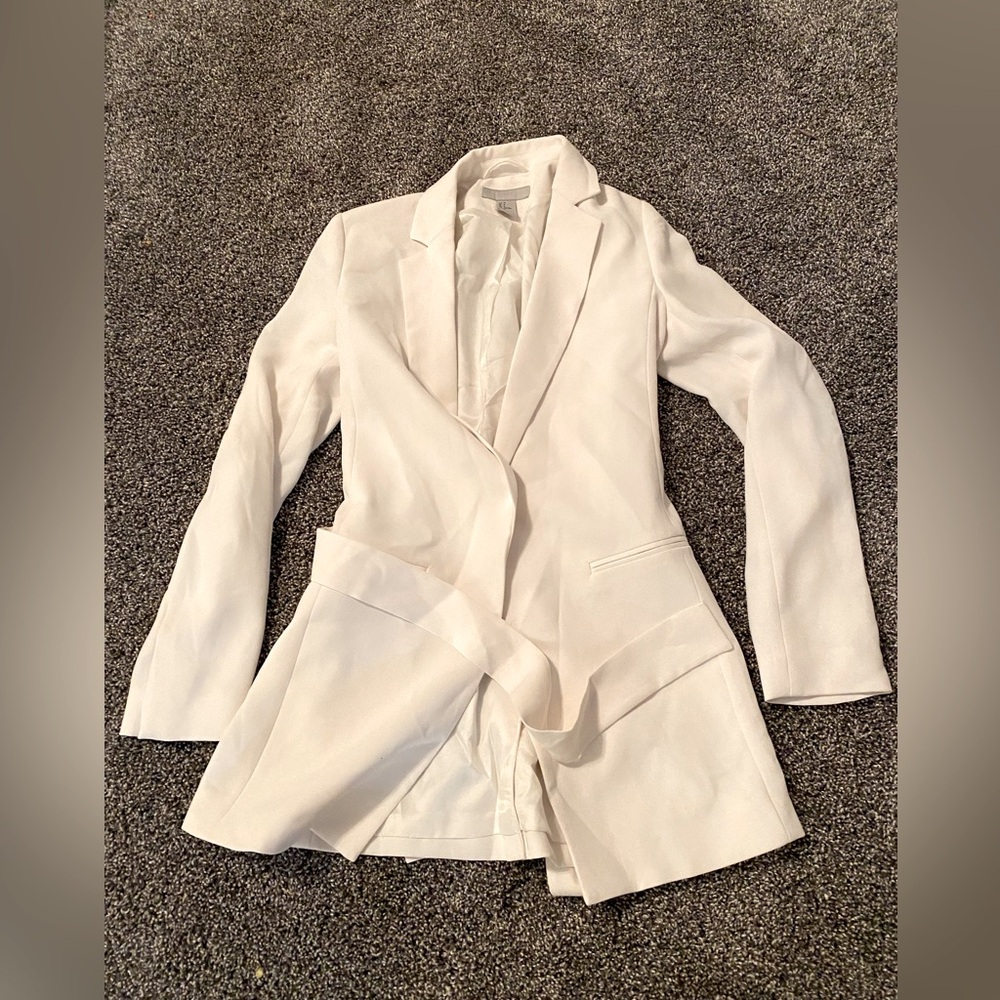 H&M white blazer. New*size 4